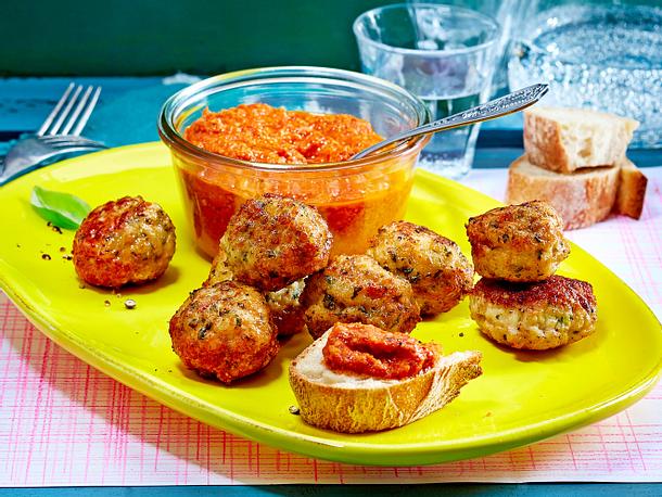 Geflügelfrikadellen mit Paprika-Mandel-Soße Rezept Geflügelfrikadellen mit Paprika-Mandel-Soße Rezept