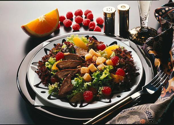 Geflügelleber auf fruchtigem Salat Rezept