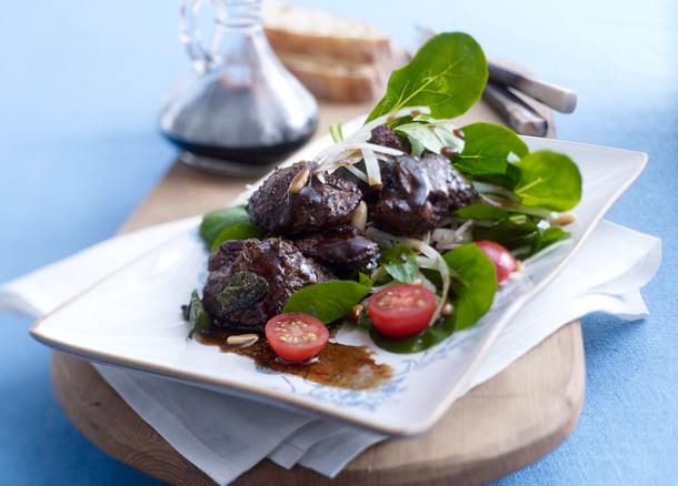 Geflügelleber mit Balsamico auf Salat Rezept Geflügelleber mit Balsamico auf Salat Rezept