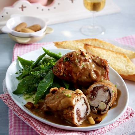 Geflügelrouladen mit Mandel-Pflaumen-Füllung Rezept Geflügelrouladen mit Mandel-Pflaumen-Füllung Rezept