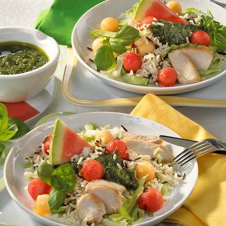 Geflügelsalat mit Wildreismischung, Melone und Pesto Rezept Geflügelsalat mit Wildreismischung, Melone und Pesto Rezept