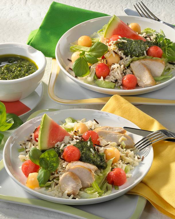Geflügelsalat mit Wildreismischung, Melone und Pesto Rezept | LECKER