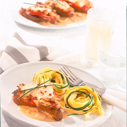 Geflügelsteaks mit Schnittlauchnudeln Rezept Geflügelsteaks mit Schnittlauchnudeln Rezept