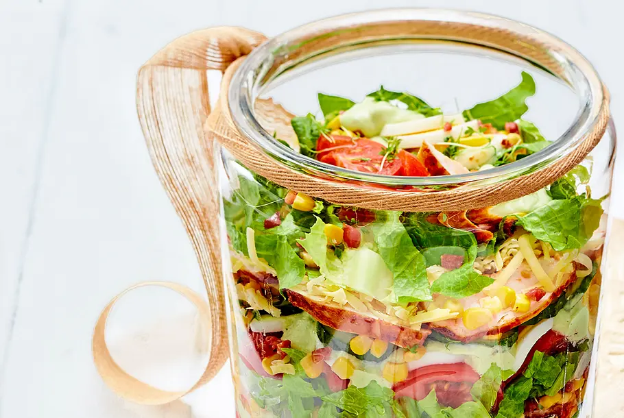 Geflügel-Bacon-Schichtsalat „Nimm mich mit“ Rezept