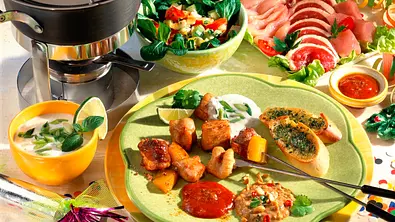 Geflügel-Fondue mit Dips Rezept - Foto: LECKER @ Bauer Media Group