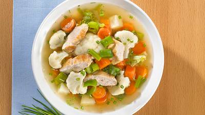 Geflügel-Gemüse-Suppe Rezept - Foto: LECKER @ Bauer Media Group