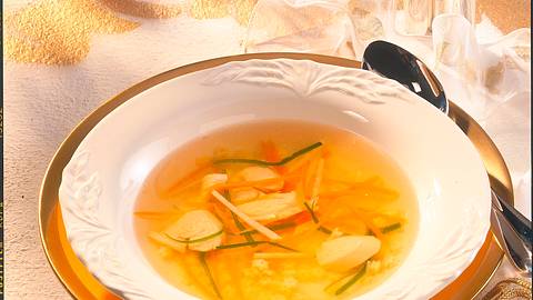 Geflügelbouillon mit Gemüsejulienne Rezept - Foto: Maass