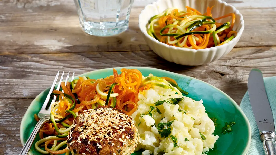 Geflügelfrikadelle auf Blumenkohlpüree mit Zucchini-Möhren-Salat Rezept - Foto: LECKER @ Bauer Media Group Geflügelfrikadelle auf Blumenkohlpüree mit Zucchini-Möhren-Salat Rezept - Foto: LECKER @ Bauer Media Group
