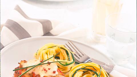 Geflügelsteaks mit Schnittlauchnudeln Rezept - Foto: Maass