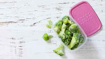 Gefrorener Brokkoli in einer Dose auf weißem Untergrund - Foto: iStock/elena_hramowa Gefrorener Brokkoli in einer Dose auf weißem Untergrund - Foto: iStock/elena_hramowa
