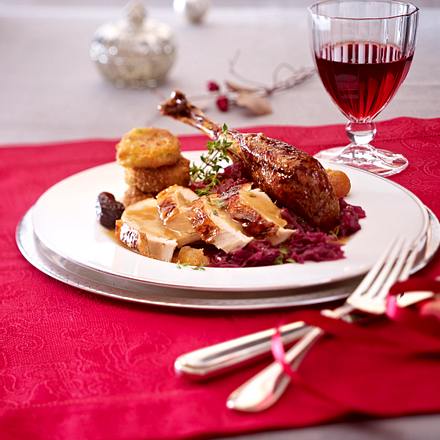 Gefüller Puter mit Backobst zu Gewürzrotkohl und frittierte Kartoffeltaler Rezept Gefüller Puter mit Backobst zu Gewürzrotkohl und frittierte Kartoffeltaler Rezept