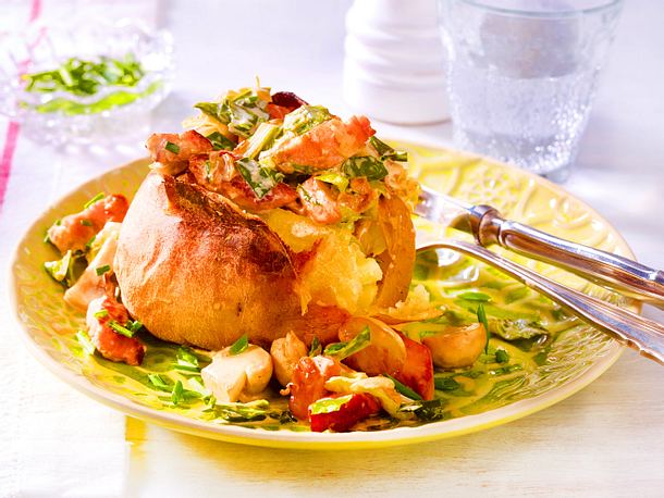 Gefüllte Kartoffel mit Kasseler-Spitzkohl-Ragout Gefüllte Kartoffel mit Kasseler-Spitzkohl-Ragout