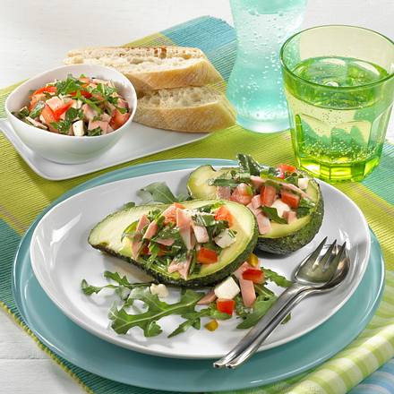 Gefüllte Avocado mit italienischem Salat Rezept Gefüllte Avocado mit italienischem Salat Rezept