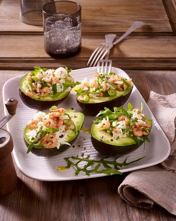 Gefüllte Avocado mit Reis-Krabbensalat Rezept | LECKER