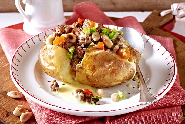 Gefüllte Backkartoffel mit Hackragout Rezept Gefüllte Backkartoffel mit Hackragout Rezept