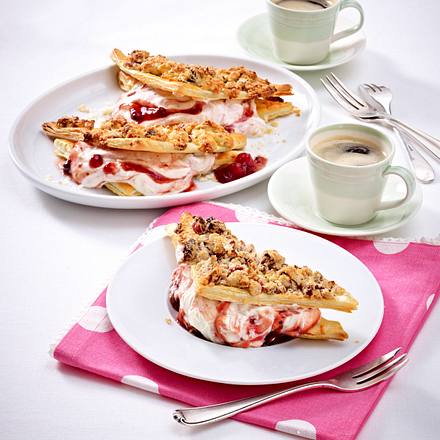 Gefüllte Blätterteigecken mit Streuseln Rezept Gefüllte Blätterteigecken mit Streuseln Rezept