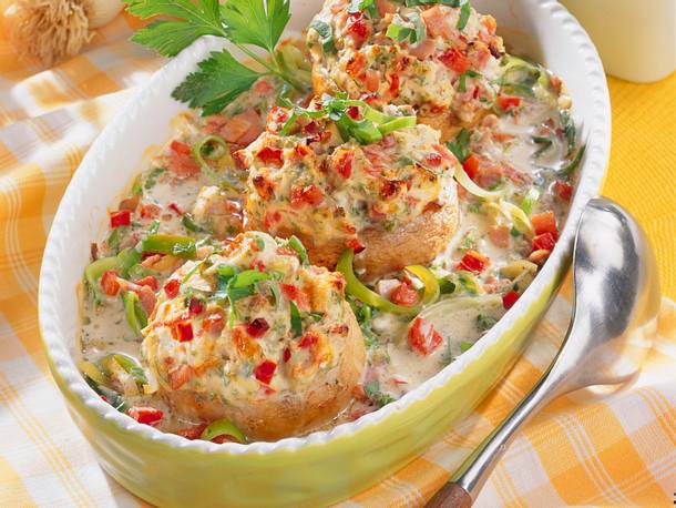 Gefüllte Champignons im Porreebett Gefüllte Champignons im Porreebett