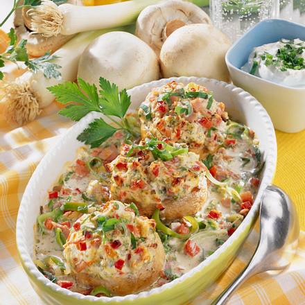 Gefüllte Champignons im Porreebett Rezept Gefüllte Champignons im Porreebett Rezept