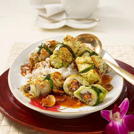 Gefüllte Chinakohl-Röllchen auf Klebereis Rezept Gefüllte Chinakohl-Röllchen auf Klebereis Rezept