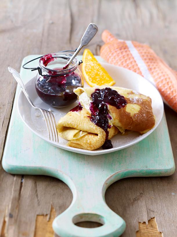 Gefüllte Crêpes mit Heidelbeerkompott Rezept | LECKER