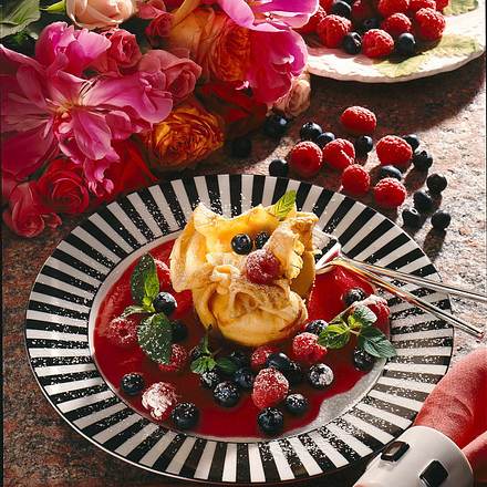 Gefüllte Crêpesbeutel mit Beeren Rezept Gefüllte Crêpesbeutel mit Beeren Rezept