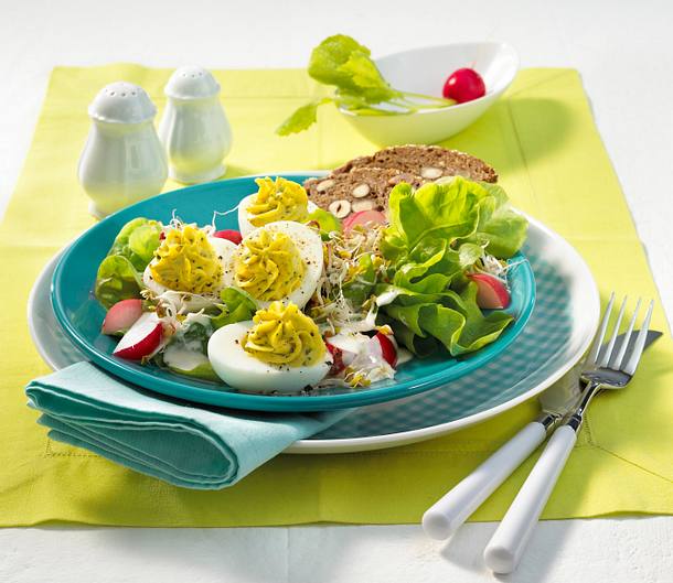 Gefüllte Eier auf Radieschen-Salat Rezept Gefüllte Eier auf Radieschen-Salat Rezept