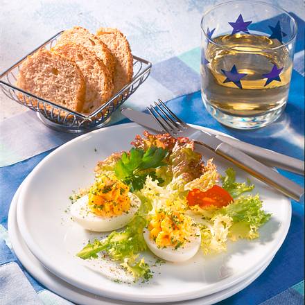 Gefüllte Eier auf Salat Rezept Gefüllte Eier auf Salat Rezept
