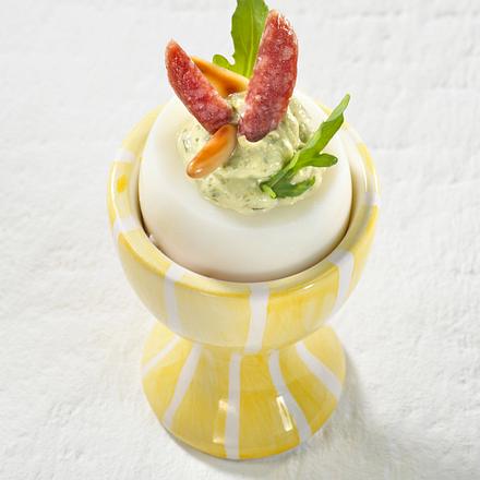 Gefüllte Eier mit Pestocreme und Mini-Salami Rezept Gefüllte Eier mit Pestocreme und Mini-Salami Rezept