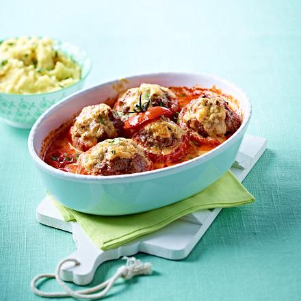 Gefüllte Fleischtomaten in Tomatenrahm zu Kartoffelstampf und Speck-Bohnen Rezept