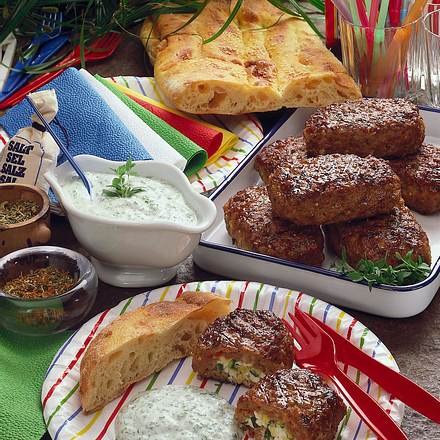Gefüllte Frikadellen mit Kräutersoße Rezept
