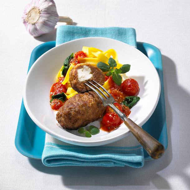 Gefüllte Frikadellen mit Spinat-Tomatengemüse Rezept Gefüllte Frikadellen mit Spinat-Tomatengemüse Rezept