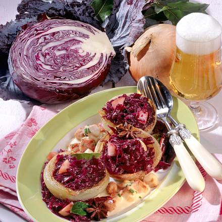 Gefüllte Gemüsezwiebeln mit Rotkohl zu Kasseler-Ragout Rezept Gefüllte Gemüsezwiebeln mit Rotkohl zu Kasseler-Ragout Rezept