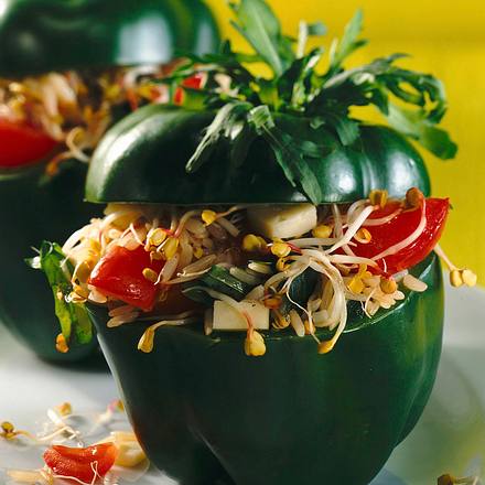 Gefüllte grüne Paprikaschote mit Reissalat Rezept