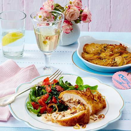 Gefüllte Hähnchenfilets zu Bruschetta-Spinat und Röstkartoffeln Rezept Gefüllte Hähnchenfilets zu Bruschetta-Spinat und Röstkartoffeln Rezept