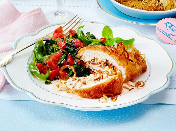 Gefüllte Hähnchenschnitzel zu Bruschetta-Spinat & Röstkartoffelgratin Rezept Gefüllte Hähnchenschnitzel zu Bruschetta-Spinat & Röstkartoffelgratin Rezept