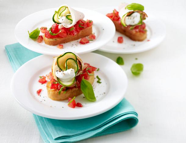 Gefüllte Kalbsröllchen mit Ziegenkäse und Zucchini auf Tomaten-Bruschetta Rezept