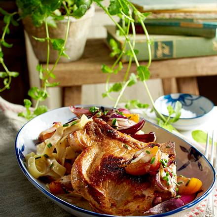 Gefüllte Karbonade mit Zwiebel-Aprikosen-Soße und Bandnudeln Rezept