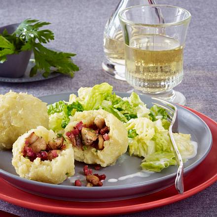 Gefüllte Kartoffelklöße auf Rahmwirsing Rezept