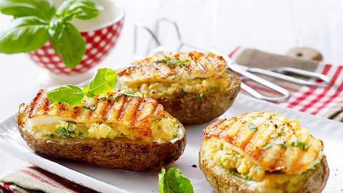 Gefüllte Kartoffeln mit Halloumikäse vom Grill Rezept - Foto: House of Food / Bauer Food Experts KG