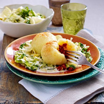 Gefüllte Knödel auf Rahmwirsing Rezept Gefüllte Knödel auf Rahmwirsing Rezept