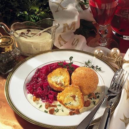 Gefüllte Knödel auf Rotkohl Rezept Gefüllte Knödel auf Rotkohl Rezept