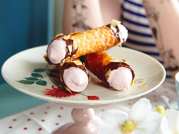 Gefüllte Knusperröllchen mit Ricotta-Himbeercreme Rezept Gefüllte Knusperröllchen mit Ricotta-Himbeercreme Rezept