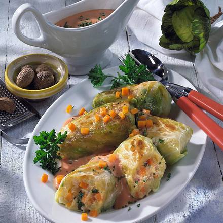 Gefüllte Kohlrouladen zu Tomatenrahm Rezept Gefüllte Kohlrouladen zu Tomatenrahm Rezept