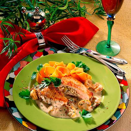 Gefüllte Koteletts mit Pilzen und Käsesoße Rezept Gefüllte Koteletts mit Pilzen und Käsesoße Rezept