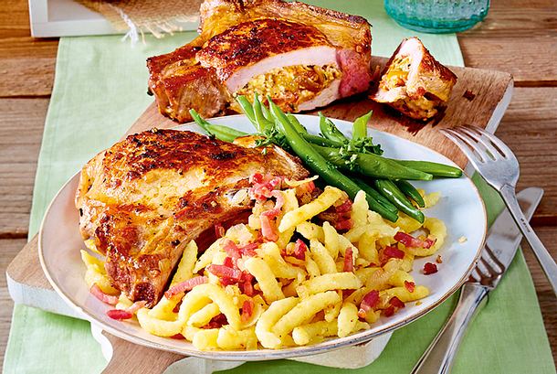 Gefüllte Koteletts zu Schinkenspätzle Rezept Gefüllte Koteletts zu Schinkenspätzle Rezept