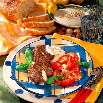 Gefüllte Lammfrikadellen mit Basilikum und Mozzare Rezept Gefüllte Lammfrikadellen mit Basilikum und Mozzare Rezept