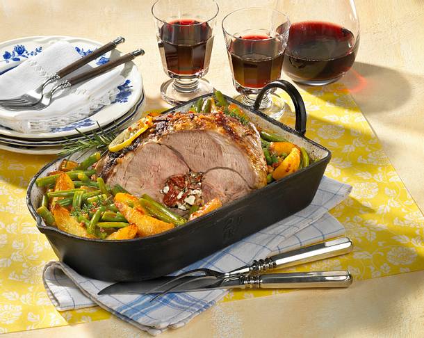 Gefüllte Lammkeule mit Bohnen und Röstkartoffeln Rezept Gefüllte Lammkeule mit Bohnen und Röstkartoffeln Rezept