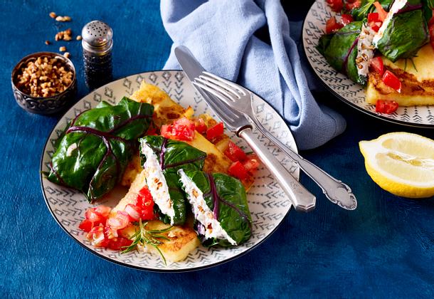 Gefüllte Mangoldpäckchen mit gebratener Rosmarin-Polenta Rezept Gefüllte Mangoldpäckchen mit gebratener Rosmarin-Polenta Rezept