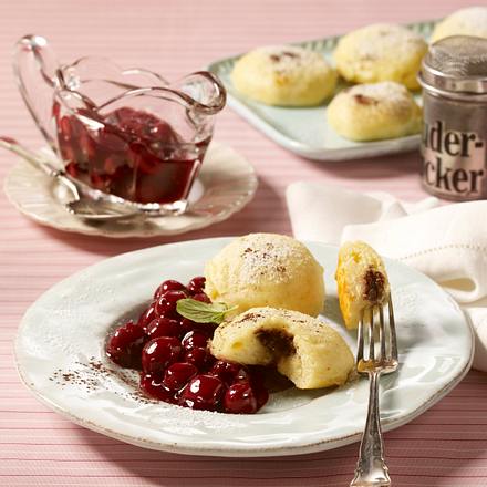 Gefüllte Mini-Dampfnudeln mit Kirschkompott Rezept Gefüllte Mini-Dampfnudeln mit Kirschkompott Rezept