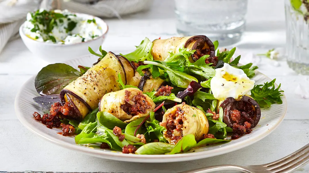 Gefüllte Ofen-Aubergine Roll over Beethovens Bolo Rezept - Foto: LECKER @ Bauer Media Group Gefüllte Ofen-Aubergine Roll over Beethovens Bolo Rezept - Foto: LECKER @ Bauer Media Group